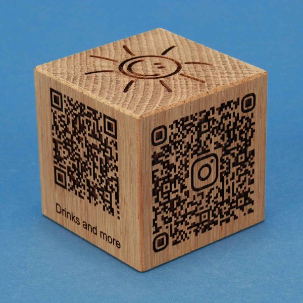 CUBE EN BOIS EN CHENE CODE QR CARTE DE BOISSON GRAVURE LASER